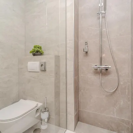 Kolovare Luxury شقة